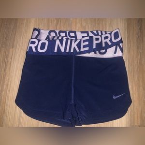 Short Nike good condition, little stretchy, sizeXS, color navy blue.